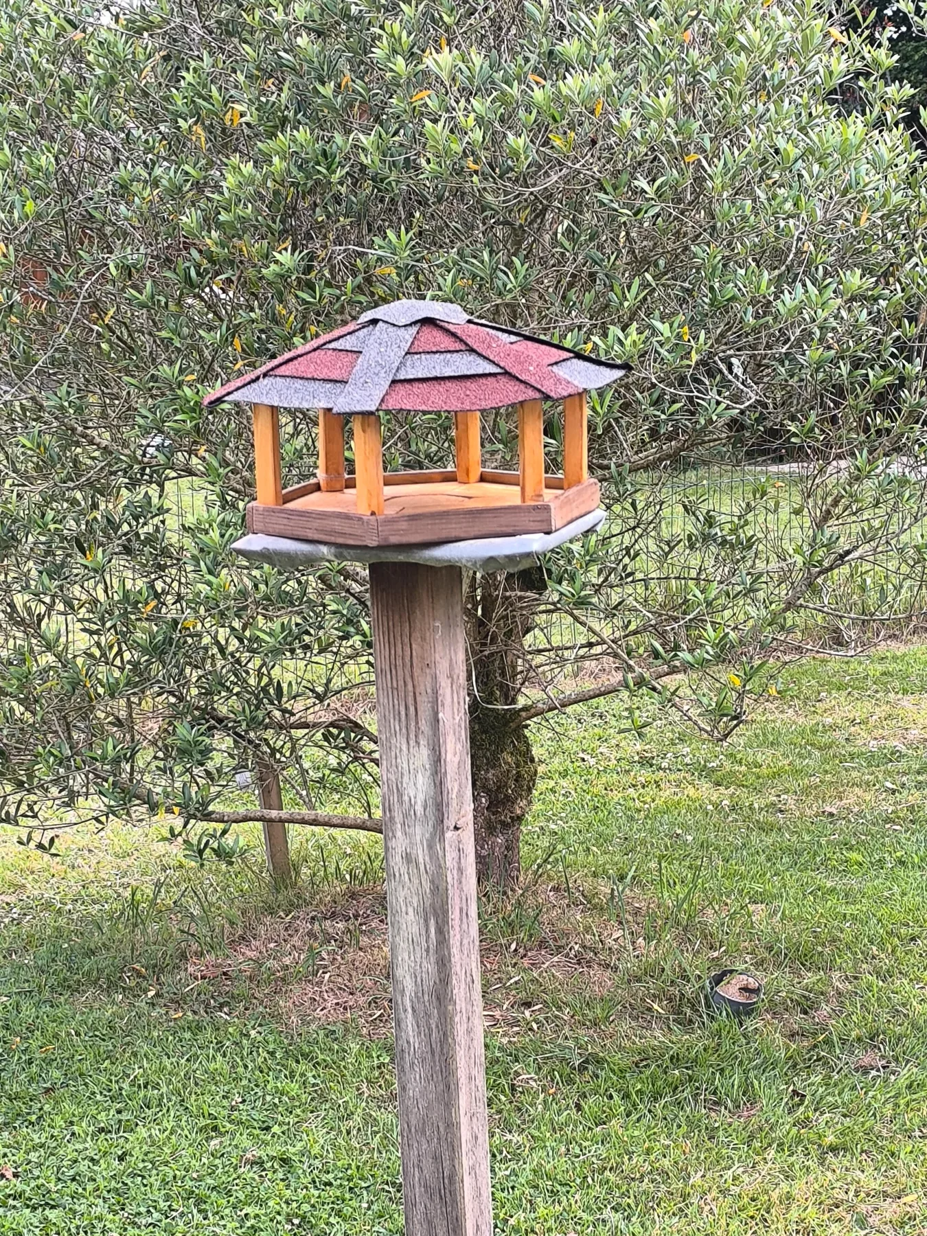 Mangeoire La Jardinière installée sur pied au jardin