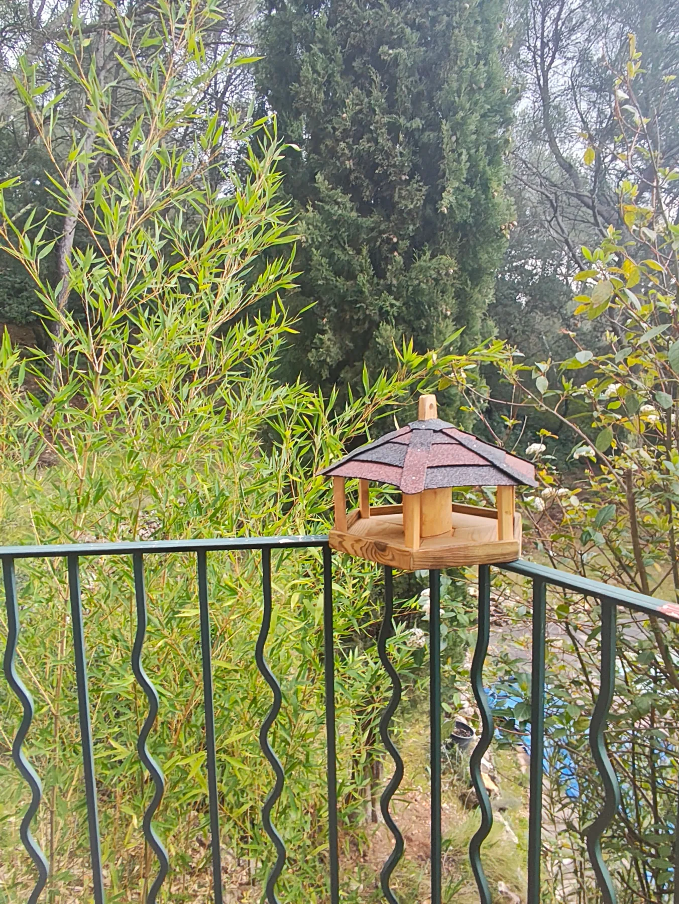 Mangeoire BoisEtOiseaux installée près d’une terrasse